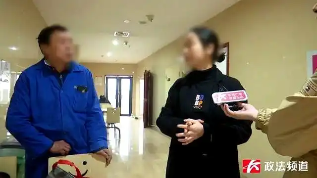 Lương tháng 10 triệu đồng nhưng bỏ 16 tỷ đồng mua 29 hợp đồng bảo hiểm: Bí mật kinh hoàng của người bốc vác lộ ra khiến con gái suy sụp- Ảnh 1.