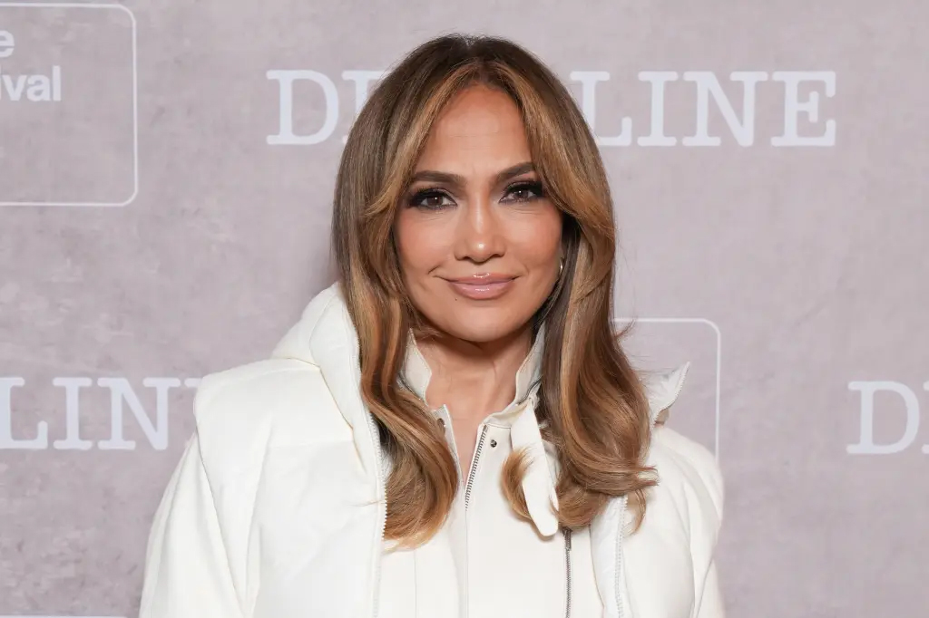 Sao nữ 55 tuổi có vòng eo 