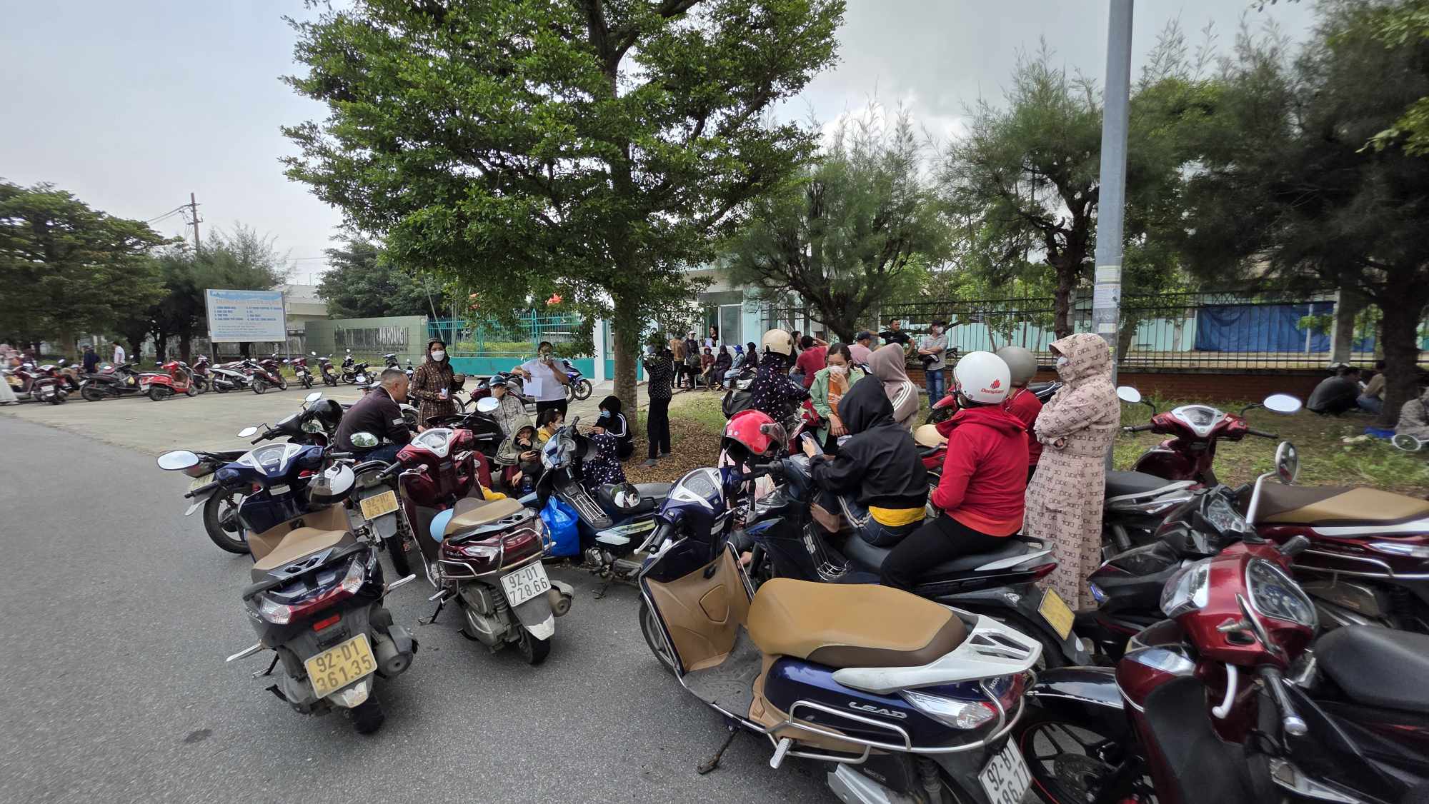 Hàng trăm công nhân Công ty May Minh Hoàng 2 "khóc ròng" vì doanh nghiệp nợ bảo hiểm xã hội- Ảnh 1. Hàng trăm công nhân Công ty May Minh Hoàng 2 "khóc ròng" vì doanh nghiệp nợ bảo hiểm xã hội- Ảnh 1.