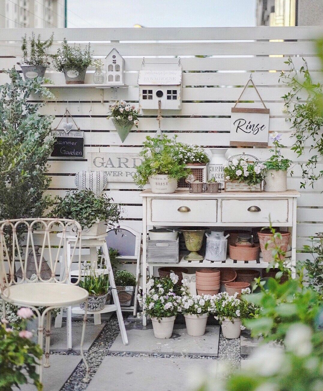 Chỉ vỏn vẹn 20m2 nhưng khu vườn sân thượng của đôi vợ chồng này như 1 