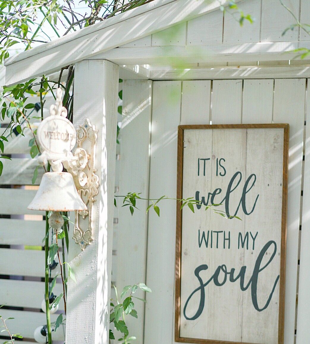 Chỉ vỏn vẹn 20m2 nhưng khu vườn sân thượng của đôi vợ chồng này như 1 