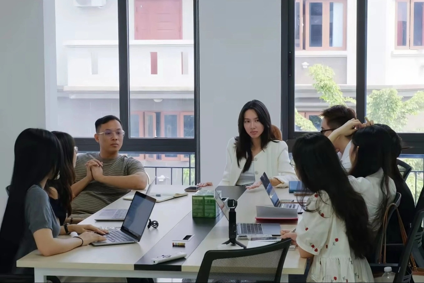 Mối quan hệ thực sự giữa Thùy Tiên và Quang Linh Vlogs: Tình bạn, cộng sự, hay chiến lược hình ảnh?- Ảnh 7.