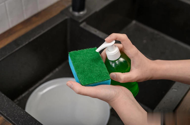 Một người rửa bát, cả nhà ung thư? 7 thói quen rửa bát gây ung thư nhiều gia đình hay làm- Ảnh 1.