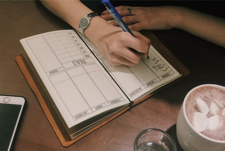 5 vật nhỏ nên đặt cạnh gối ngủ để giữ tài lộc không “đội nón ra đi”- Ảnh 1.