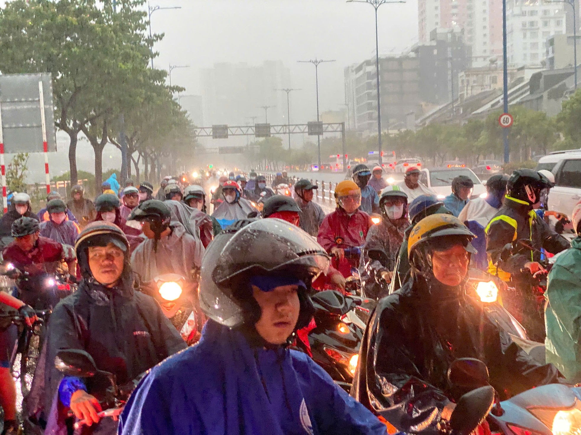Mưa như trút ở TPHCM, xe chết máy hàng loạt, đường hoá sông- Ảnh 1. Mưa như trút ở TPHCM, xe chết máy hàng loạt, đường hoá sông- Ảnh 1.