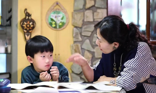 Không phải so sánh với con nhà người ta, đây mới là câu cha mẹ thời nay rất hay nói, khiến con ức chế: Sửa đổi trước khi quá muộn!- Ảnh 1.