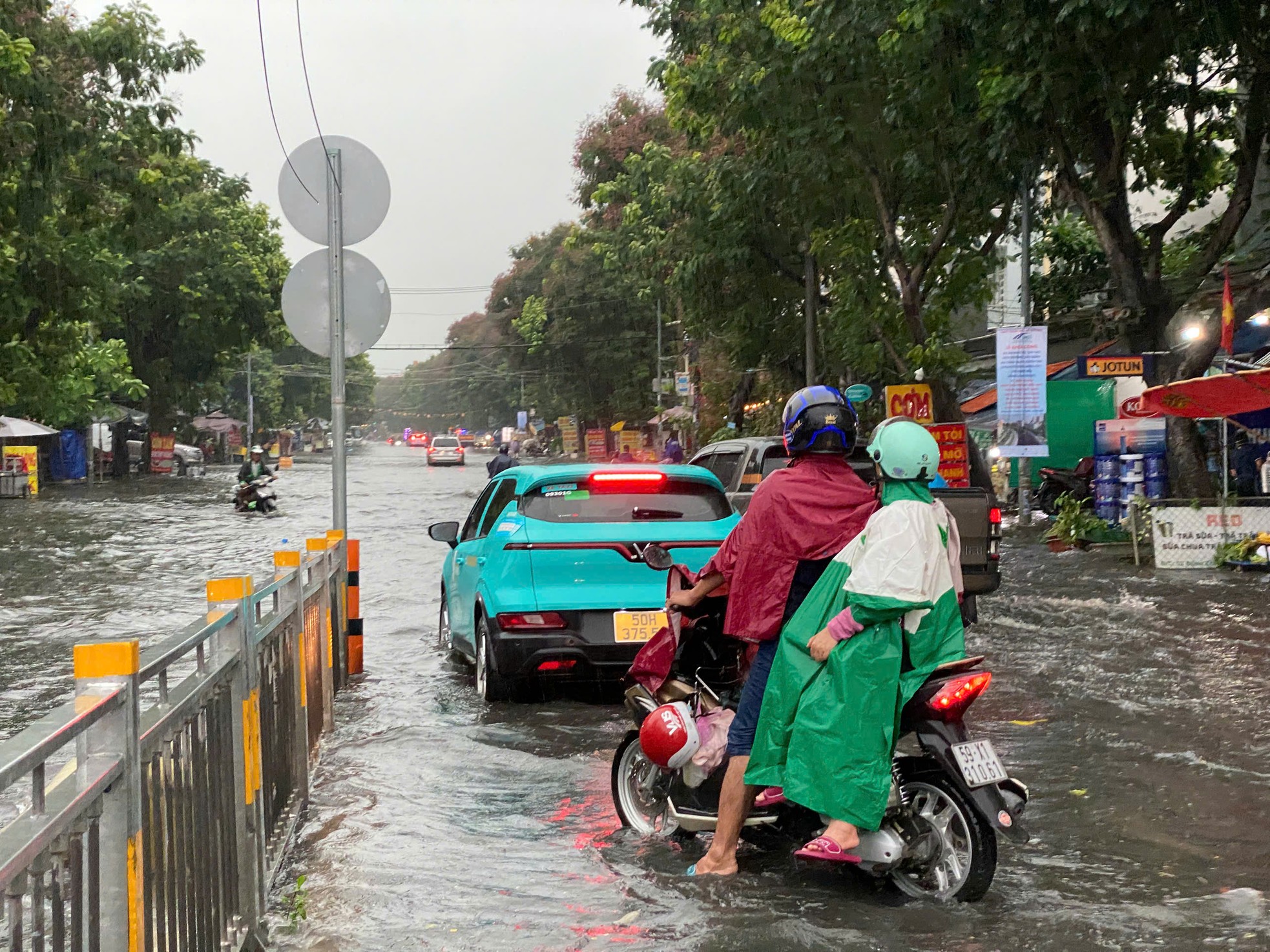 Mưa như trút ở TPHCM, xe chết máy hàng loạt, đường hoá sông- Ảnh 7. Mưa như trút ở TPHCM, xe chết máy hàng loạt, đường hoá sông- Ảnh 7.