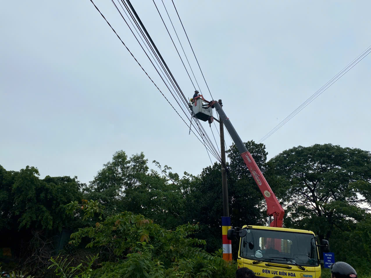Đồng Nai: Đến trưa 10-5, sau ngập sâu, cây ngã, xe lật là tình trạng mất điện ở nhiều nơi- Ảnh 3. Đồng Nai: Đến trưa 10-5, sau ngập sâu, cây ngã, xe lật là tình trạng mất điện ở nhiều nơi- Ảnh 3.