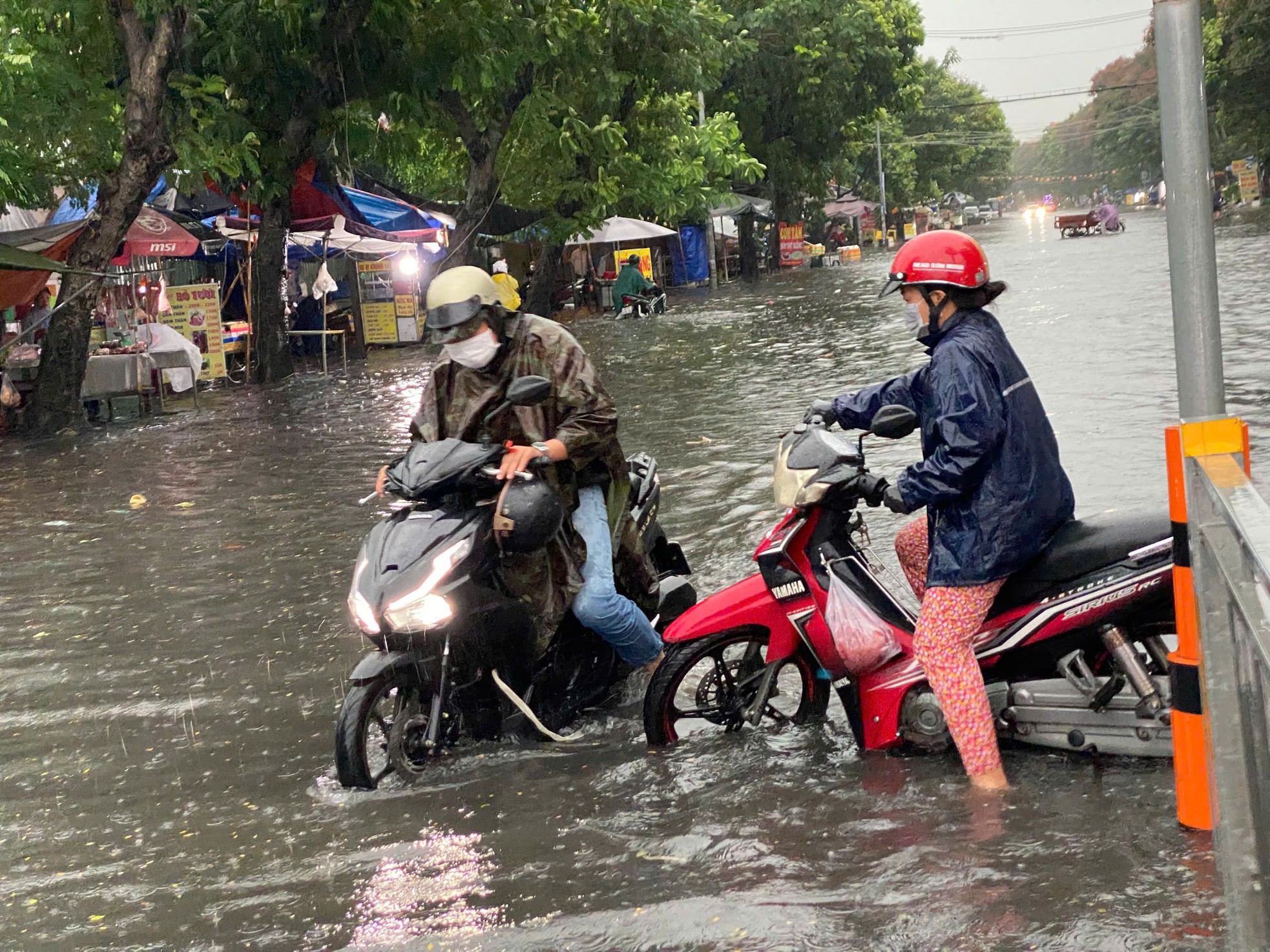 Mưa như trút ở TPHCM, xe chết máy hàng loạt, đường hoá sông- Ảnh 6. Mưa như trút ở TPHCM, xe chết máy hàng loạt, đường hoá sông- Ảnh 6.
