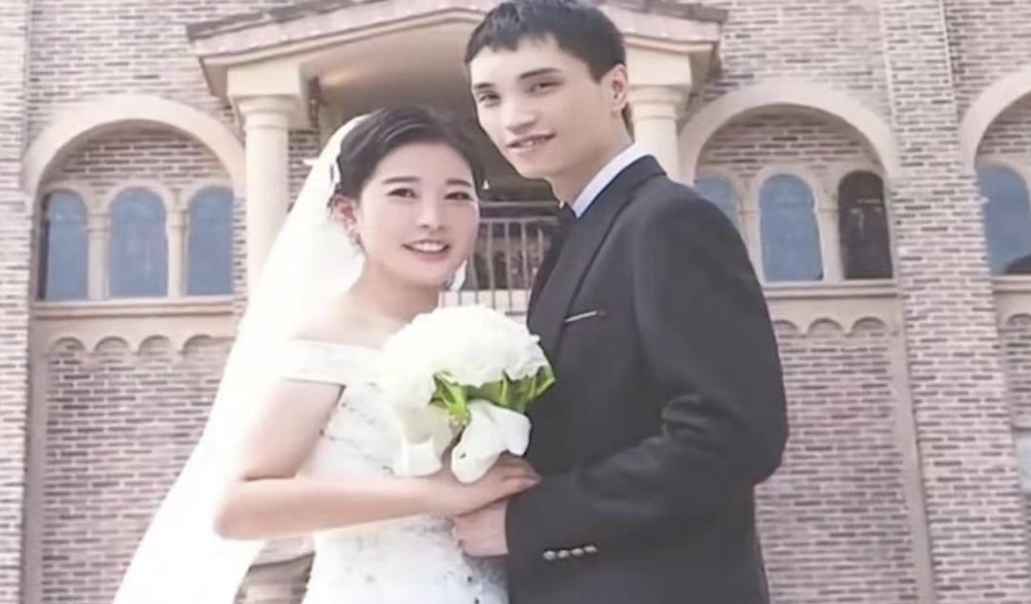 Cưới người đàn ông 35 tuổi vẫn cần mẹ gắp thức ăn, nhắc tắm giặt, người vợ sốc nặng khi đòi ly hôn lại bị... đòi tiền- Ảnh 1.