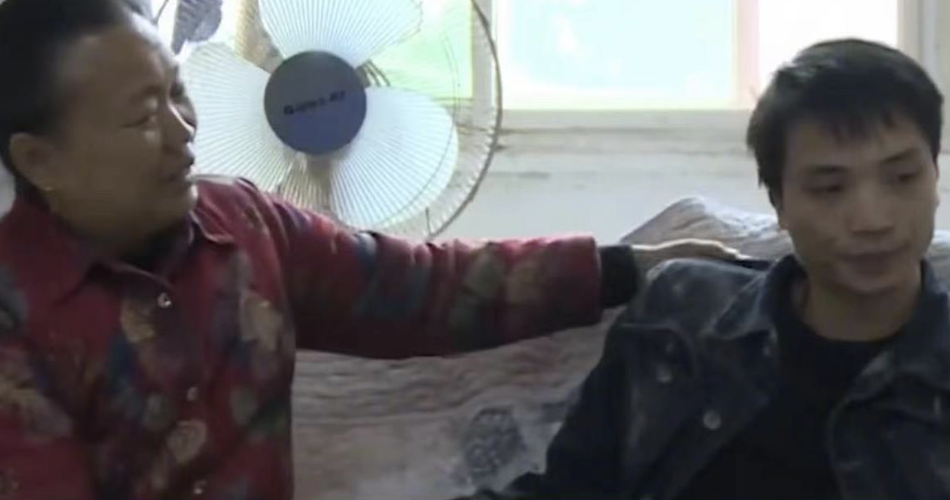 Cưới người đàn ông 35 tuổi vẫn cần mẹ gắp thức ăn, nhắc tắm giặt, người vợ sốc nặng khi đòi ly hôn lại bị... đòi tiền- Ảnh 2.