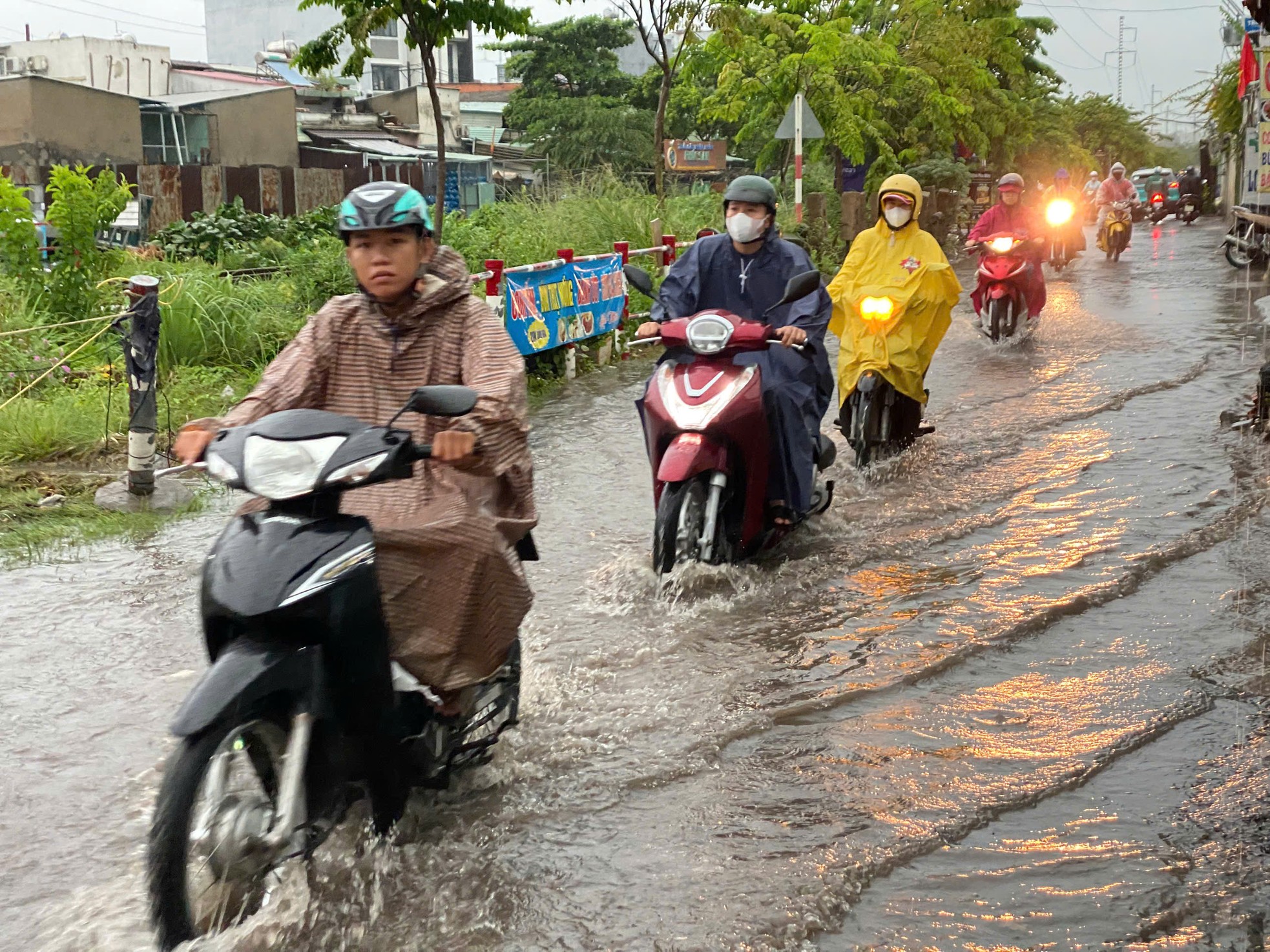 Mưa như trút ở TPHCM, xe chết máy hàng loạt, đường hoá sông- Ảnh 4. Mưa như trút ở TPHCM, xe chết máy hàng loạt, đường hoá sông- Ảnh 4.