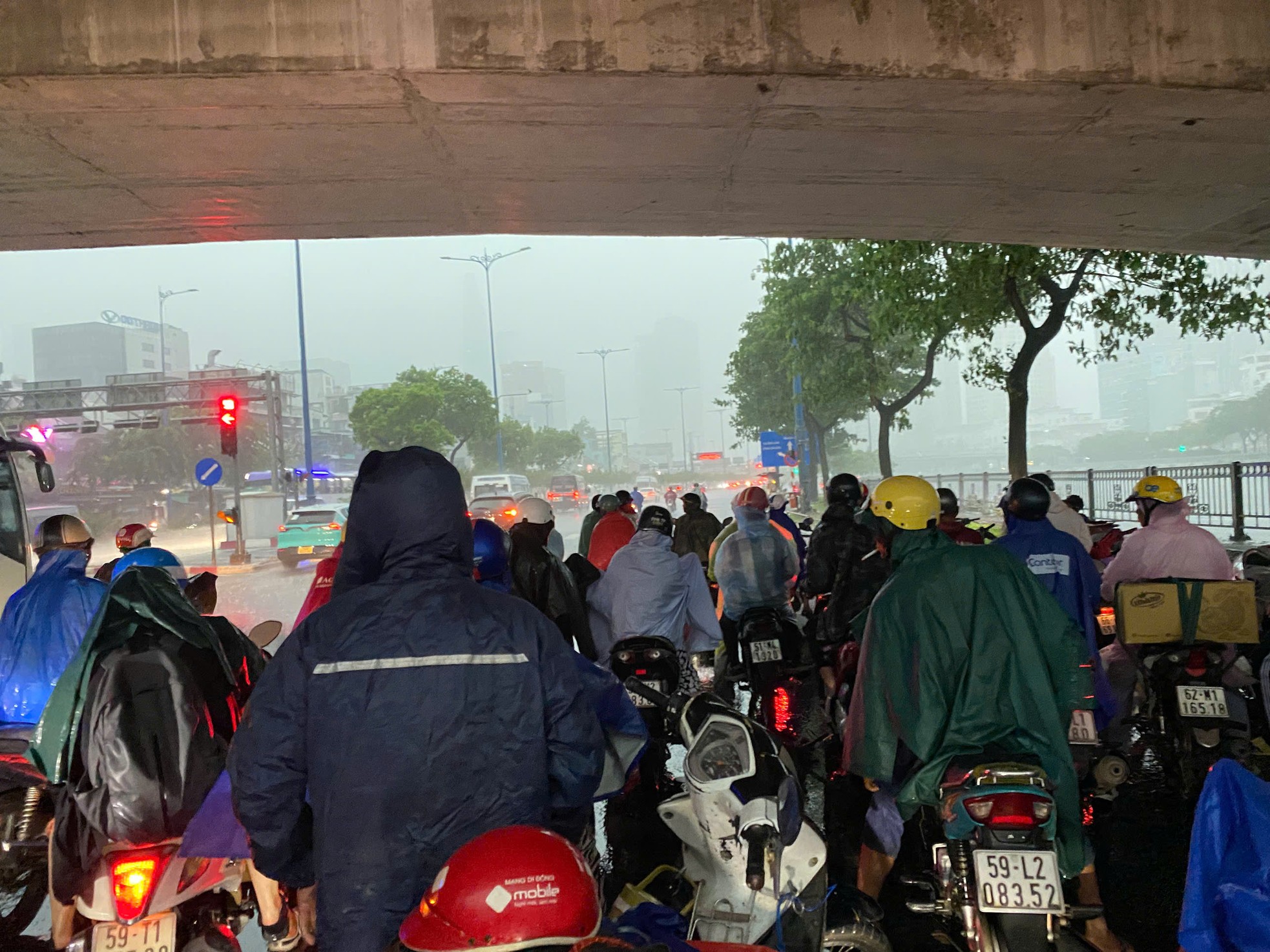 Mưa như trút ở TPHCM, xe chết máy hàng loạt, đường hoá sông- Ảnh 2. Mưa như trút ở TPHCM, xe chết máy hàng loạt, đường hoá sông- Ảnh 2.