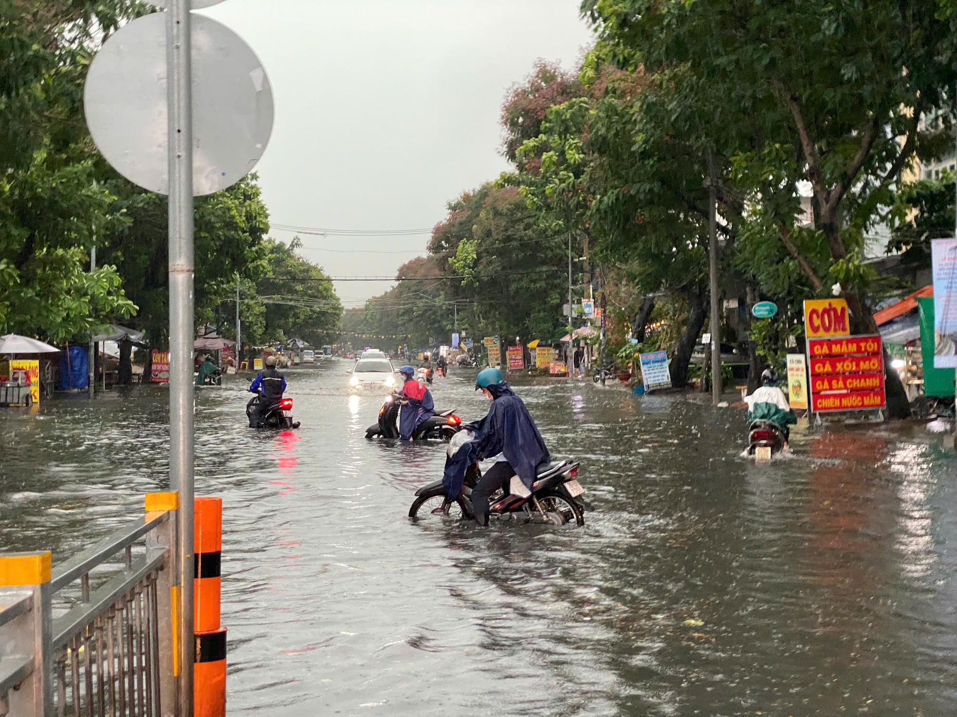 Mưa như trút ở TPHCM, xe chết máy hàng loạt, đường hoá sông- Ảnh 5. Mưa như trút ở TPHCM, xe chết máy hàng loạt, đường hoá sông- Ảnh 5.