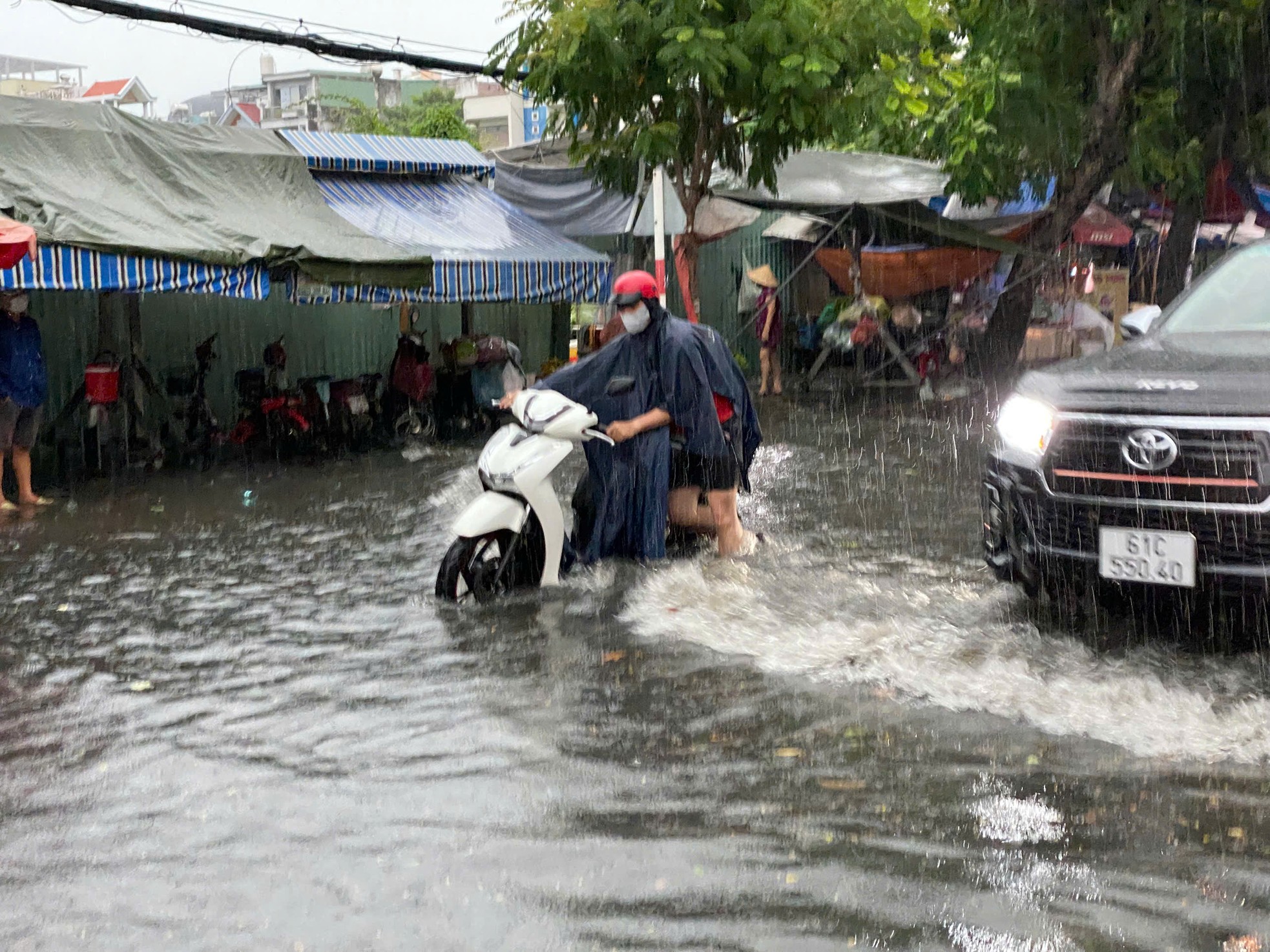 Mưa như trút ở TPHCM, xe chết máy hàng loạt, đường hoá sông- Ảnh 8. Mưa như trút ở TPHCM, xe chết máy hàng loạt, đường hoá sông- Ảnh 8.