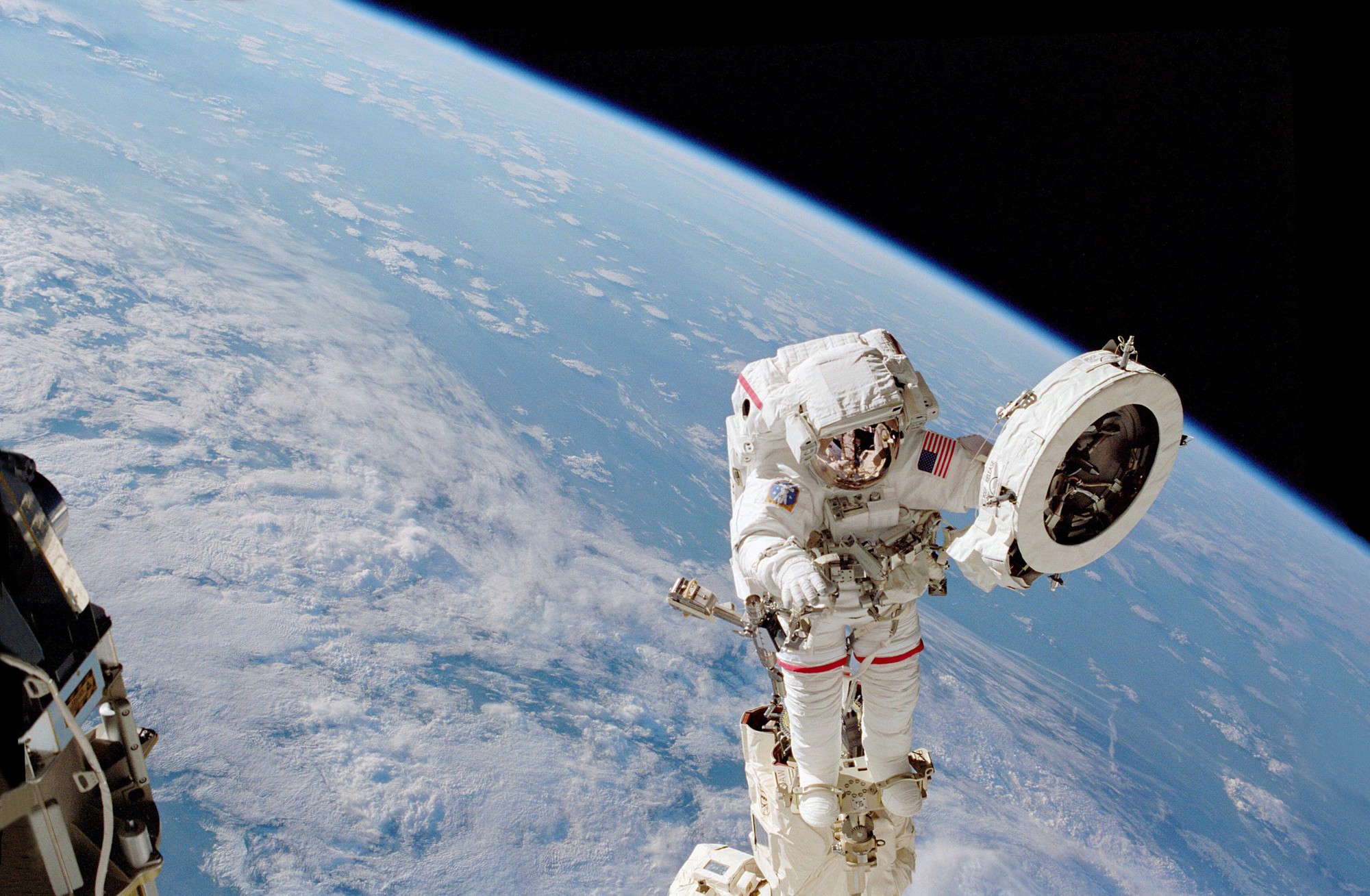 Sự thật sốc ít người biết: Vì sao nhiều phi hành gia bị rụng hết móng tay khi đi ra ngoài vũ trụ?- Ảnh 3.