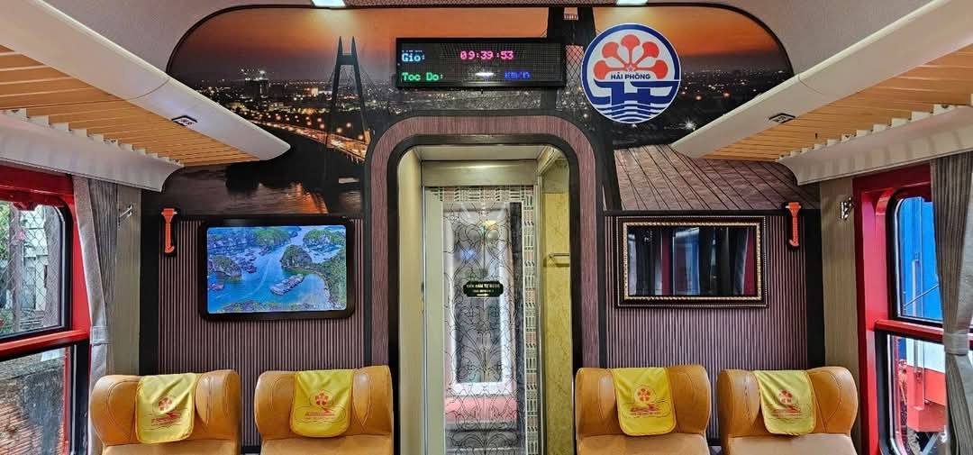 Đoàn tàu "quý tộc" lần đầu lăn bánh ở Hải Phòng: Nội thất sang xịn, nhạc công biểu diễn, giá rẻ bất ngờ- Ảnh 3. Đoàn tàu "quý tộc" lần đầu lăn bánh ở Hải Phòng: Nội thất sang xịn, nhạc công biểu diễn, giá rẻ bất ngờ- Ảnh 3.