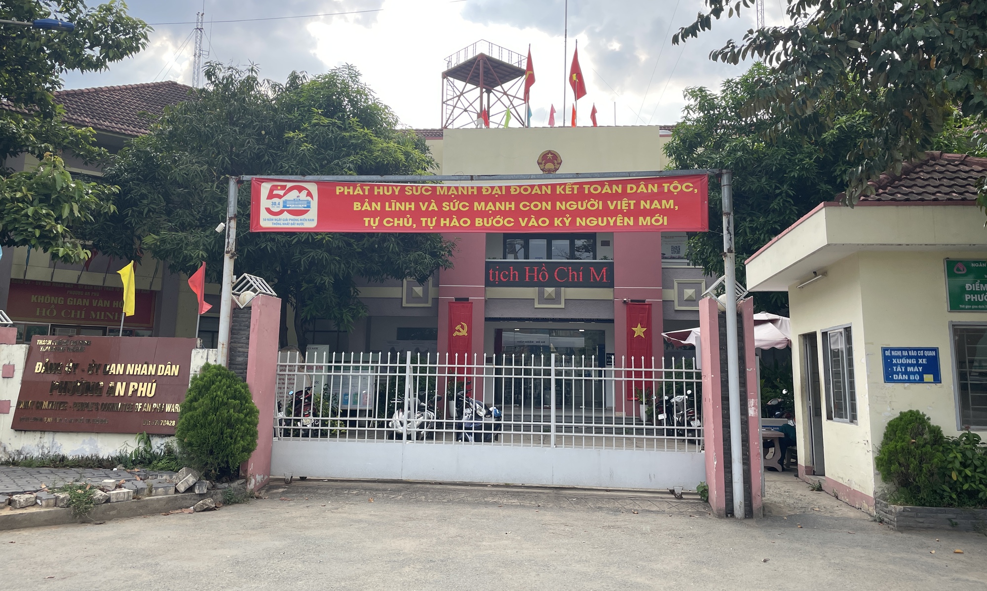 Sân bóng hoạt động trái phép, barie đường "tự mở" đã được tháo dỡ- Ảnh 1. Sân bóng hoạt động trái phép, barie đường "tự mở" đã được tháo dỡ- Ảnh 1.
