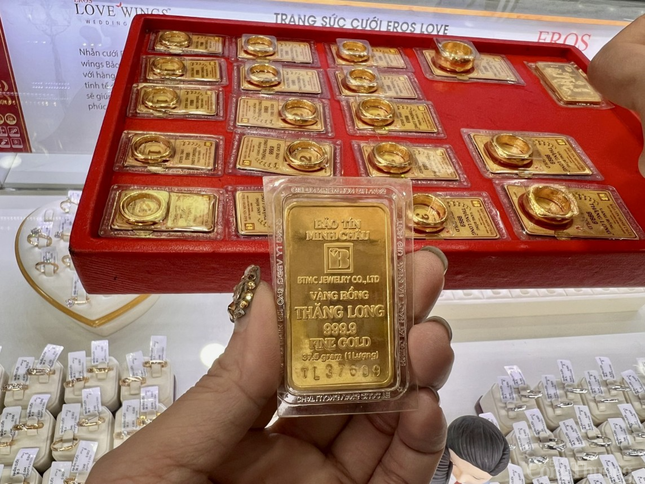 Giá bật tăng, chênh lệch vàng nhẫn và SJC nới rộng- Ảnh 1. Giá bật tăng, chênh lệch vàng nhẫn và SJC nới rộng- Ảnh 1.