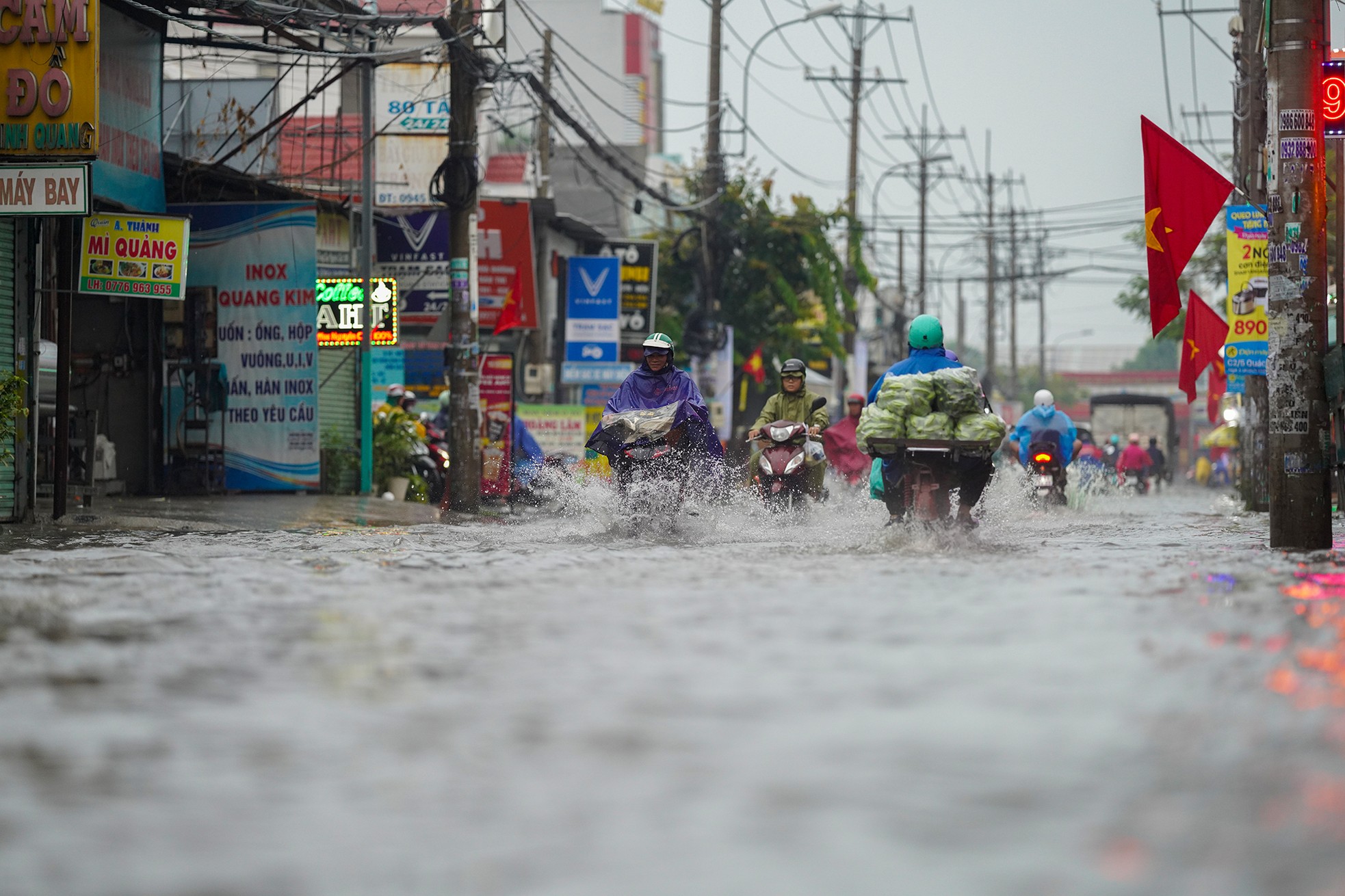 Mưa như trút ở TPHCM, xe chết máy hàng loạt, đường hoá sông- Ảnh 9. Mưa như trút ở TPHCM, xe chết máy hàng loạt, đường hoá sông- Ảnh 9.