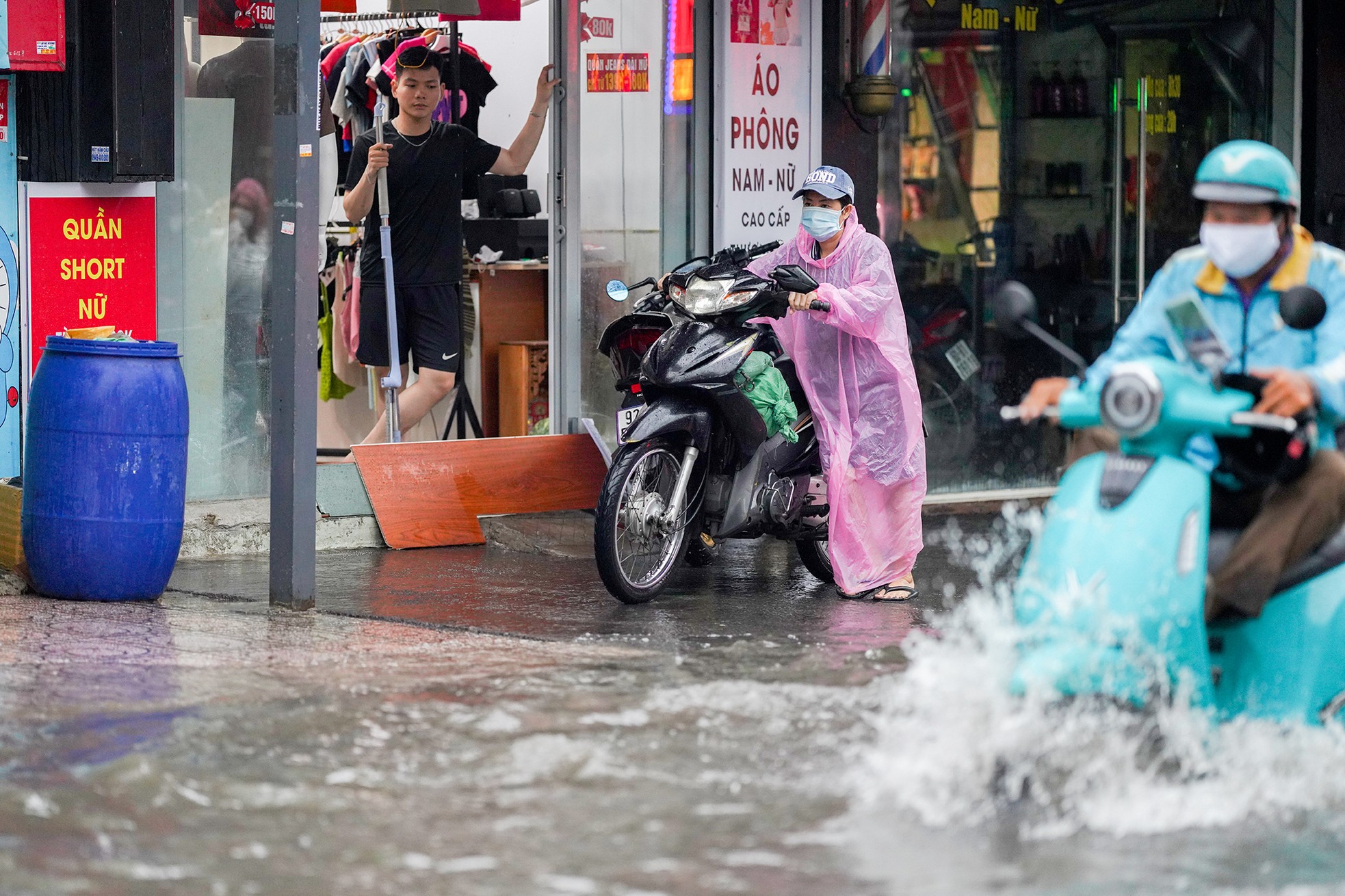 Mưa như trút ở TPHCM, xe chết máy hàng loạt, đường hoá sông- Ảnh 11. Mưa như trút ở TPHCM, xe chết máy hàng loạt, đường hoá sông- Ảnh 11.