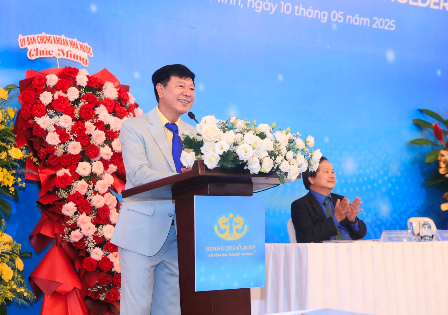 Chủ tịch Địa ốc Hoàng Quân lần đầu đưa 3 người con lộ diện, nói về điều khó khi phải ‘trả nợ’ cam kết 40.000 căn nhà ở xã hội- Ảnh 1. Chủ tịch Địa ốc Hoàng Quân lần đầu đưa 3 người con lộ diện, nói về điều khó khi phải ‘trả nợ’ cam kết 40.000 căn nhà ở xã hội- Ảnh 1.