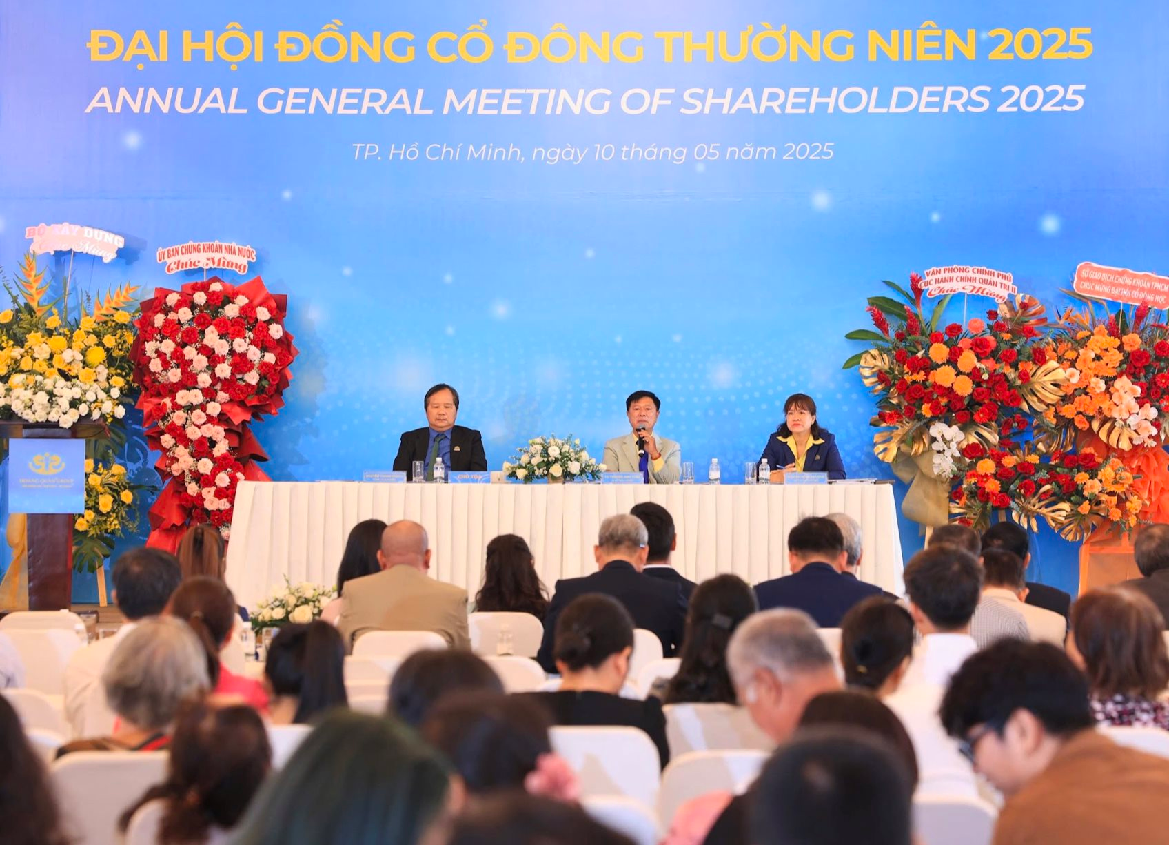 Chủ tịch Địa ốc Hoàng Quân lần đầu đưa 3 người con lộ diện, nói về điều khó khi phải ‘trả nợ’ cam kết 40.000 căn nhà ở xã hội- Ảnh 2. Chủ tịch Địa ốc Hoàng Quân lần đầu đưa 3 người con lộ diện, nói về điều khó khi phải ‘trả nợ’ cam kết 40.000 căn nhà ở xã hội- Ảnh 2.