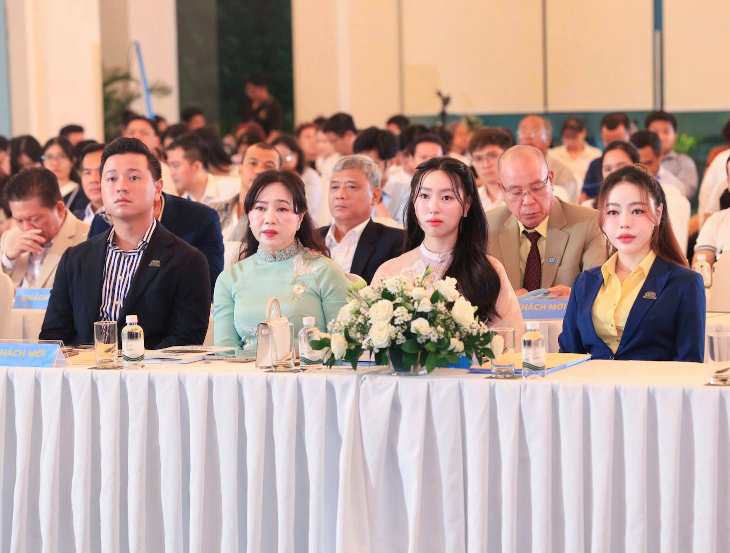 Chủ tịch Địa ốc Hoàng Quân lần đầu đưa 3 người con lộ diện, nói về điều khó khi phải ‘trả nợ’ cam kết 40.000 căn nhà ở xã hội- Ảnh 3. Chủ tịch Địa ốc Hoàng Quân lần đầu đưa 3 người con lộ diện, nói về điều khó khi phải ‘trả nợ’ cam kết 40.000 căn nhà ở xã hội- Ảnh 3.