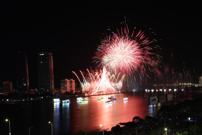 ‘Bỏng tay’ giá vé du thuyền xem pháo hoa Đà Nẵng- Ảnh 1.