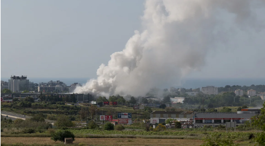 Khí độc hại lan tỏa ở Barcelona, 160.000 người phải ở trong nhà- Ảnh 1.