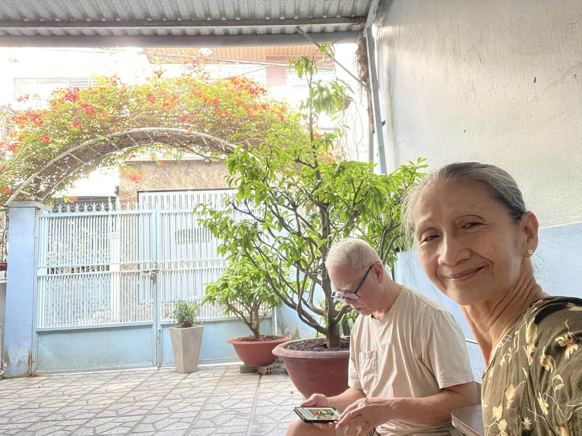 Người mẹ "dùng lá phổi" nuôi 4 đứa con trưởng thành: 45 tuổi mới tốt nghiệp Đại học, khi nghỉ hưu bỗng trở thành hiện tượng mạng, lịch làm việc kín tuần!- Ảnh 4. Người mẹ "dùng lá phổi" nuôi 4 đứa con trưởng thành: 45 tuổi mới tốt nghiệp Đại học, khi nghỉ hưu bỗng trở thành hiện tượng mạng, lịch làm việc kín tuần!- Ảnh 4.