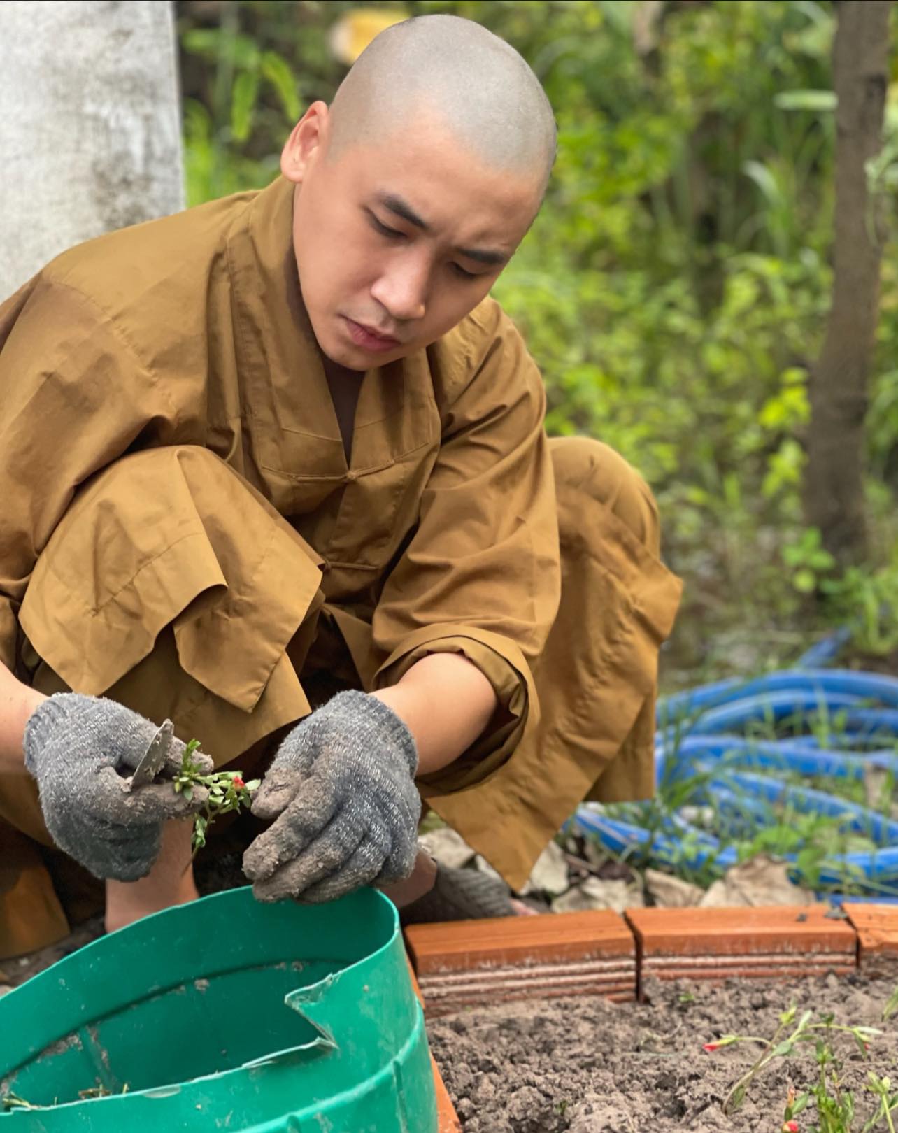 Vợ cũ sao nam Vbiz đi tu bất ngờ lên mạng đính chính- Ảnh 2. Vợ cũ sao nam Vbiz đi tu bất ngờ lên mạng đính chính- Ảnh 2.