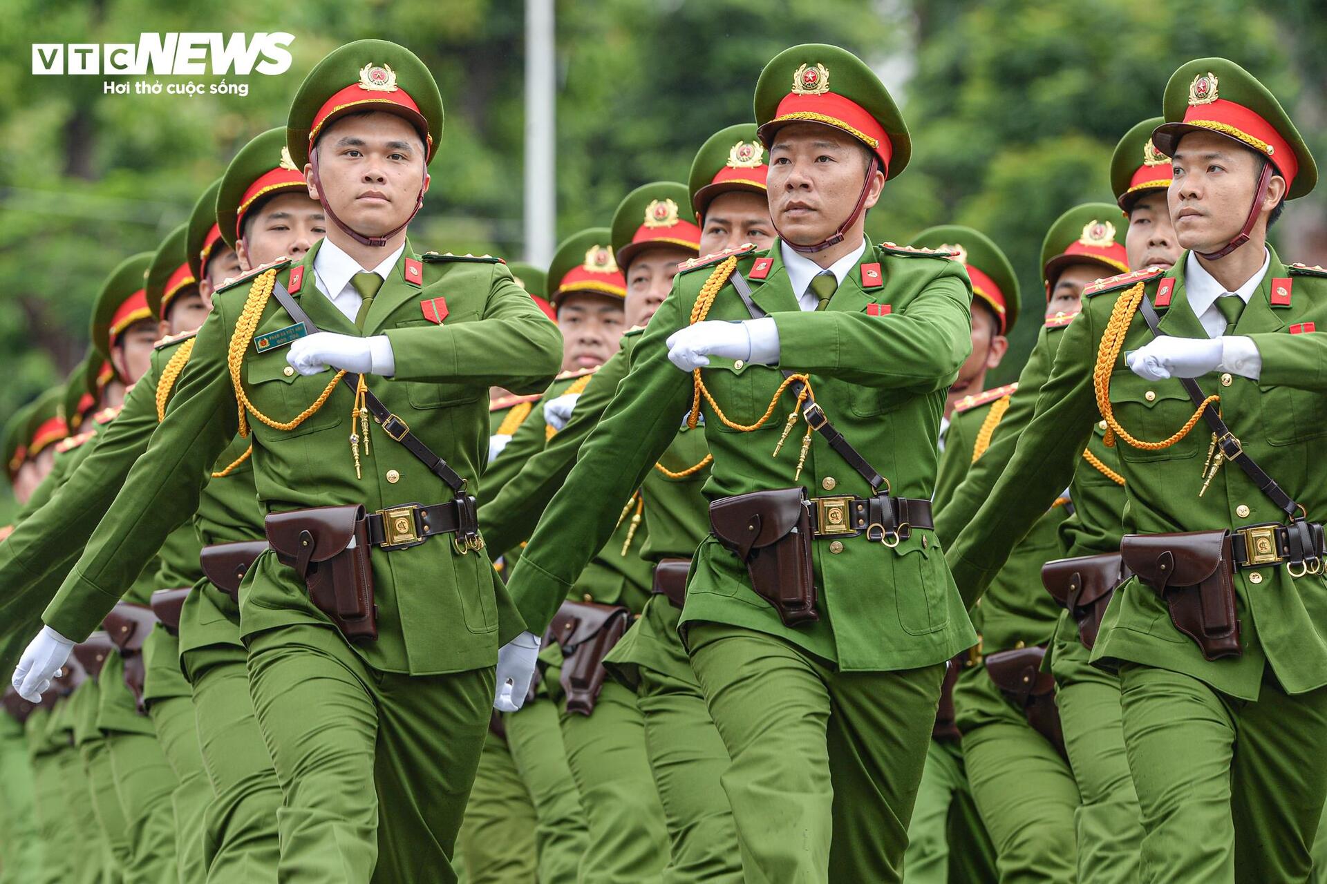 Xem lễ duyệt đội ngũ, diễu hành quần chúng kỷ niệm 70 năm giải phóng Hải Phòng- Ảnh 14. Xem lễ duyệt đội ngũ, diễu hành quần chúng kỷ niệm 70 năm giải phóng Hải Phòng- Ảnh 14.