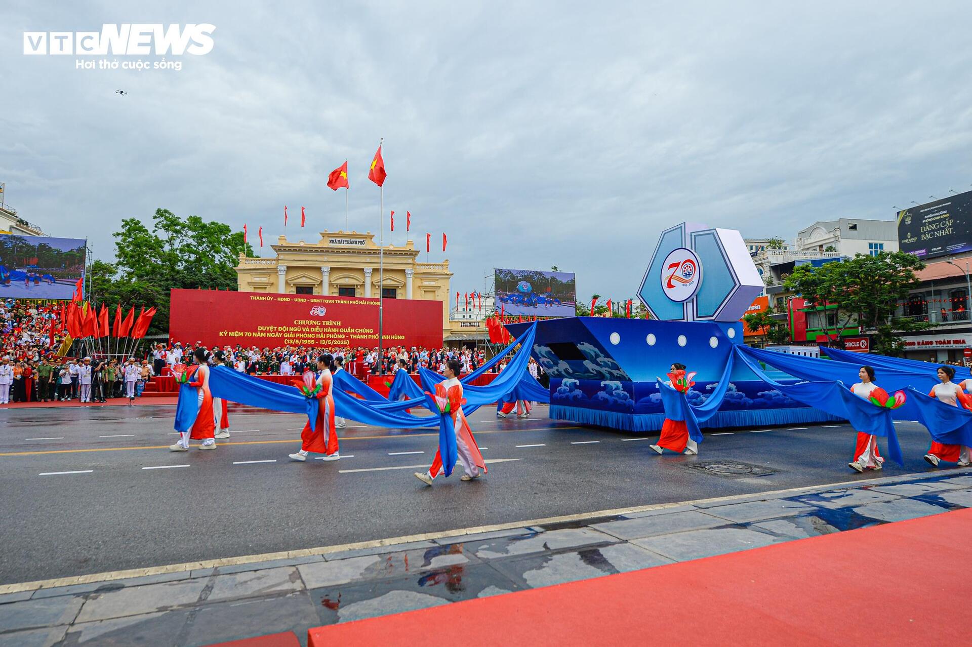Xem lễ duyệt đội ngũ, diễu hành quần chúng kỷ niệm 70 năm giải phóng Hải Phòng- Ảnh 9. Xem lễ duyệt đội ngũ, diễu hành quần chúng kỷ niệm 70 năm giải phóng Hải Phòng- Ảnh 9.