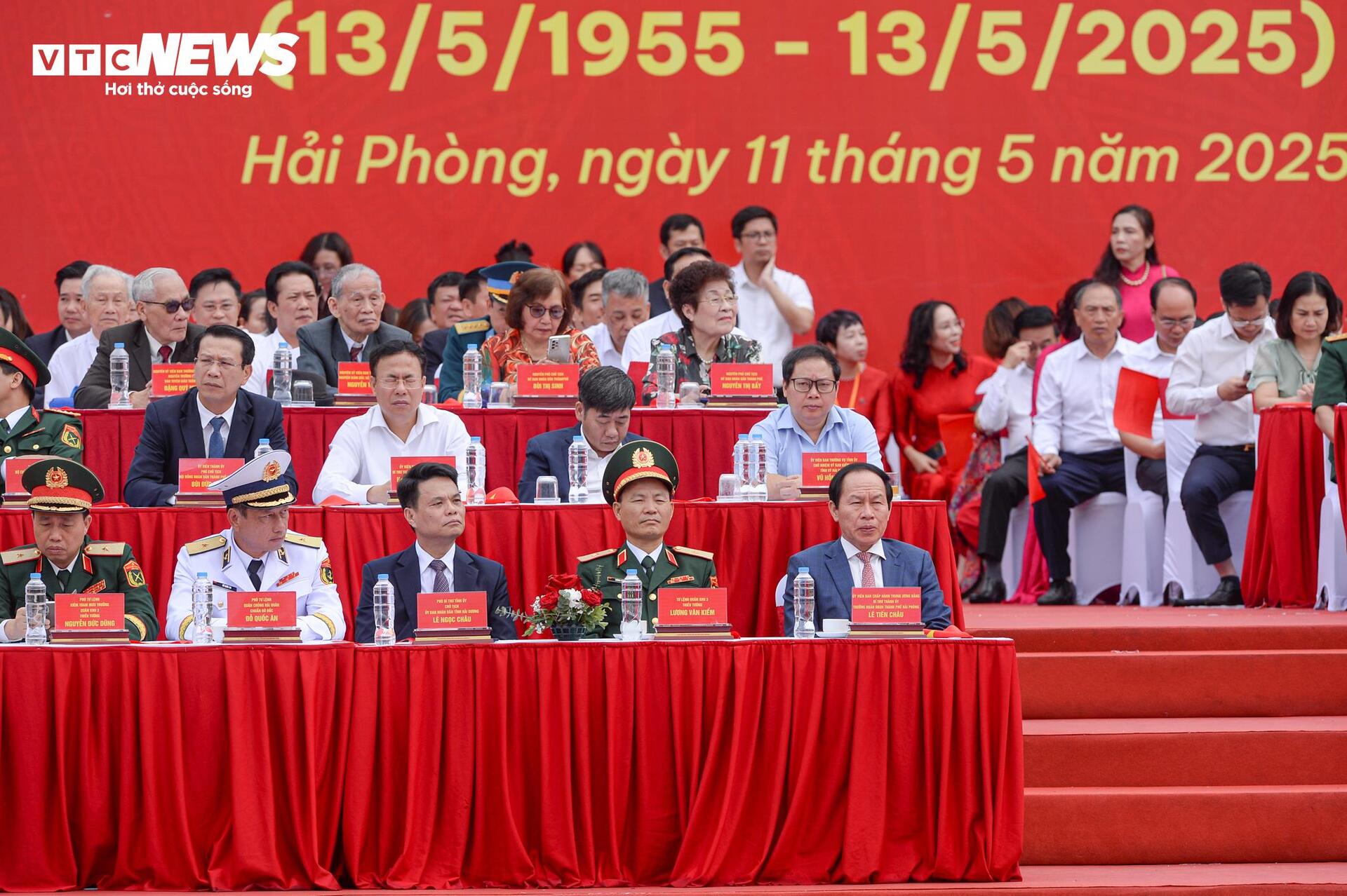 Xem lễ duyệt đội ngũ, diễu hành quần chúng kỷ niệm 70 năm giải phóng Hải Phòng- Ảnh 3. Xem lễ duyệt đội ngũ, diễu hành quần chúng kỷ niệm 70 năm giải phóng Hải Phòng- Ảnh 3.