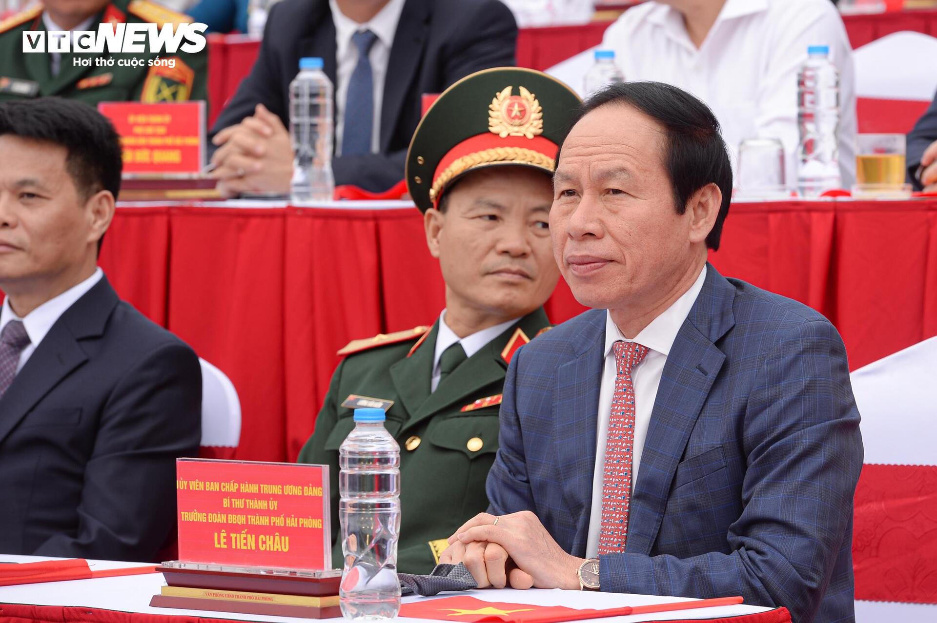 Xem lễ duyệt đội ngũ, diễu hành quần chúng kỷ niệm 70 năm giải phóng Hải Phòng- Ảnh 5. Xem lễ duyệt đội ngũ, diễu hành quần chúng kỷ niệm 70 năm giải phóng Hải Phòng- Ảnh 5.