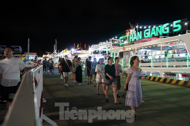 ‘Bỏng tay’ giá vé du thuyền xem pháo hoa Đà Nẵng- Ảnh 2.