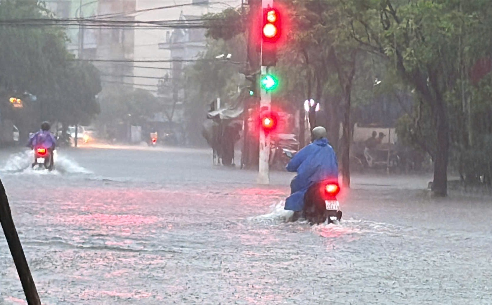 Thành phố Đồng Hới nằm ven sông, sát biển nhưng... "hễ mưa là ngập"- Ảnh 2.