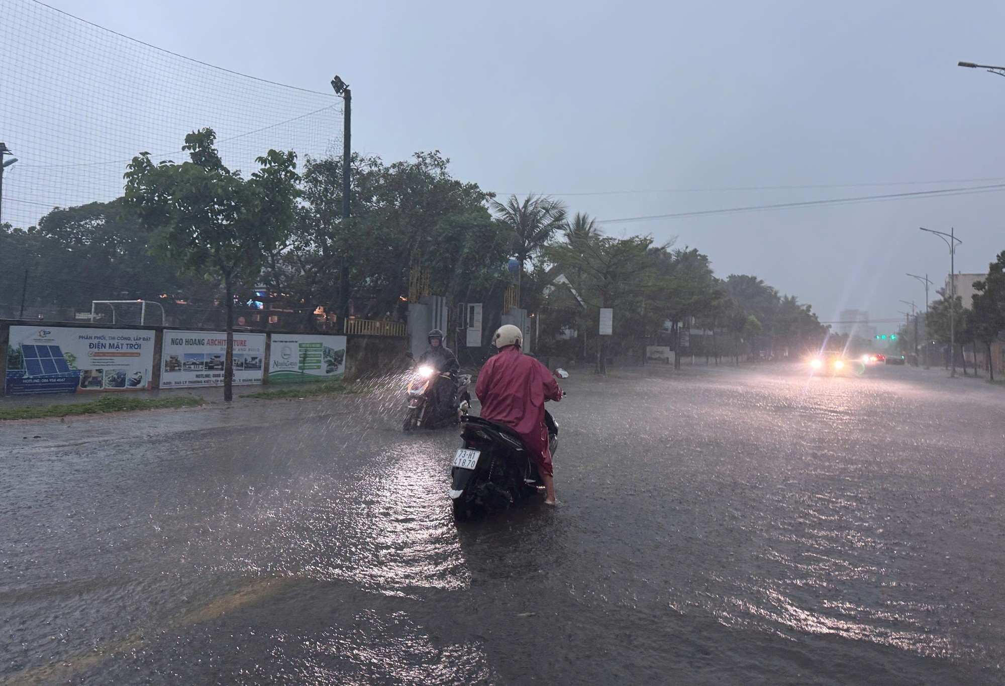 Thành phố Đồng Hới nằm ven sông, sát biển nhưng... "hễ mưa là ngập"- Ảnh 3.