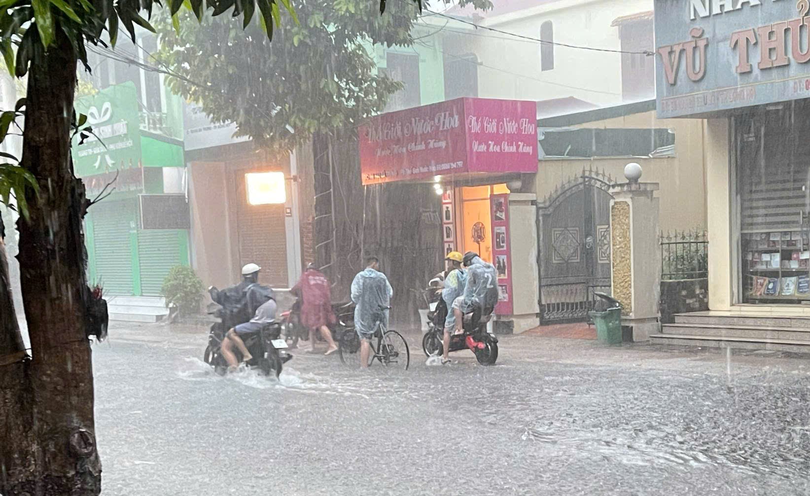 Thành phố Đồng Hới nằm ven sông, sát biển nhưng... "hễ mưa là ngập"- Ảnh 4.