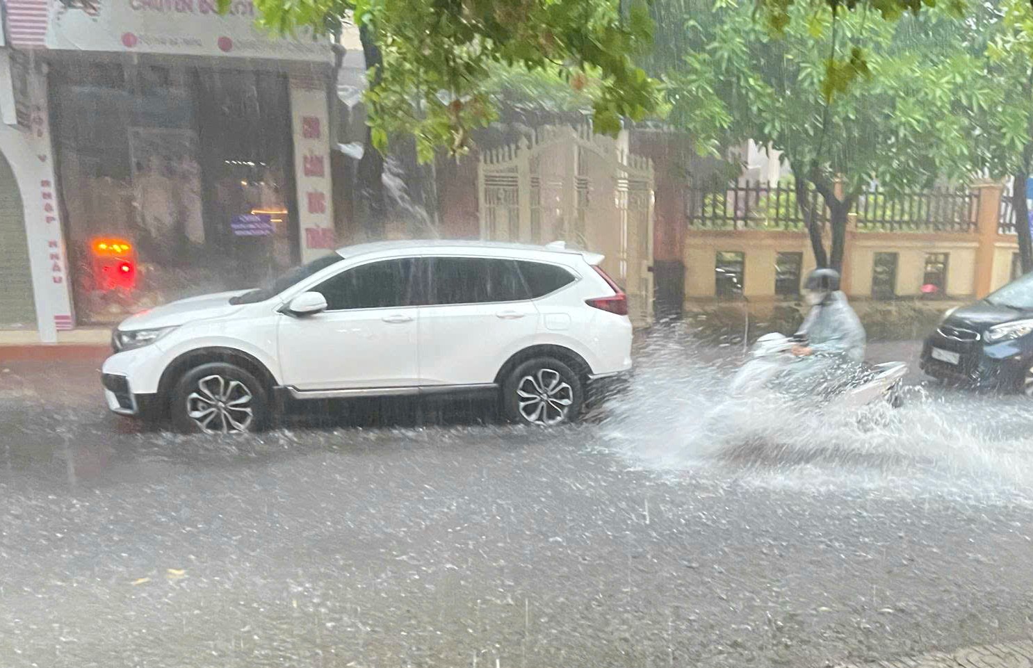 Thành phố Đồng Hới nằm ven sông, sát biển nhưng... "hễ mưa là ngập"- Ảnh 5.