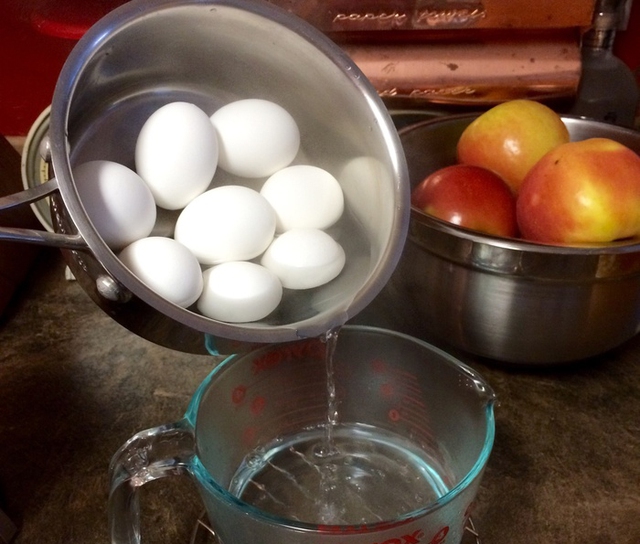 Nước luộc trứng tưởng vô dụng hóa ra là báu vật: Từ kích thích mọc tóc con tới đuổi “mầm bệnh” trong bếp- Ảnh 2.