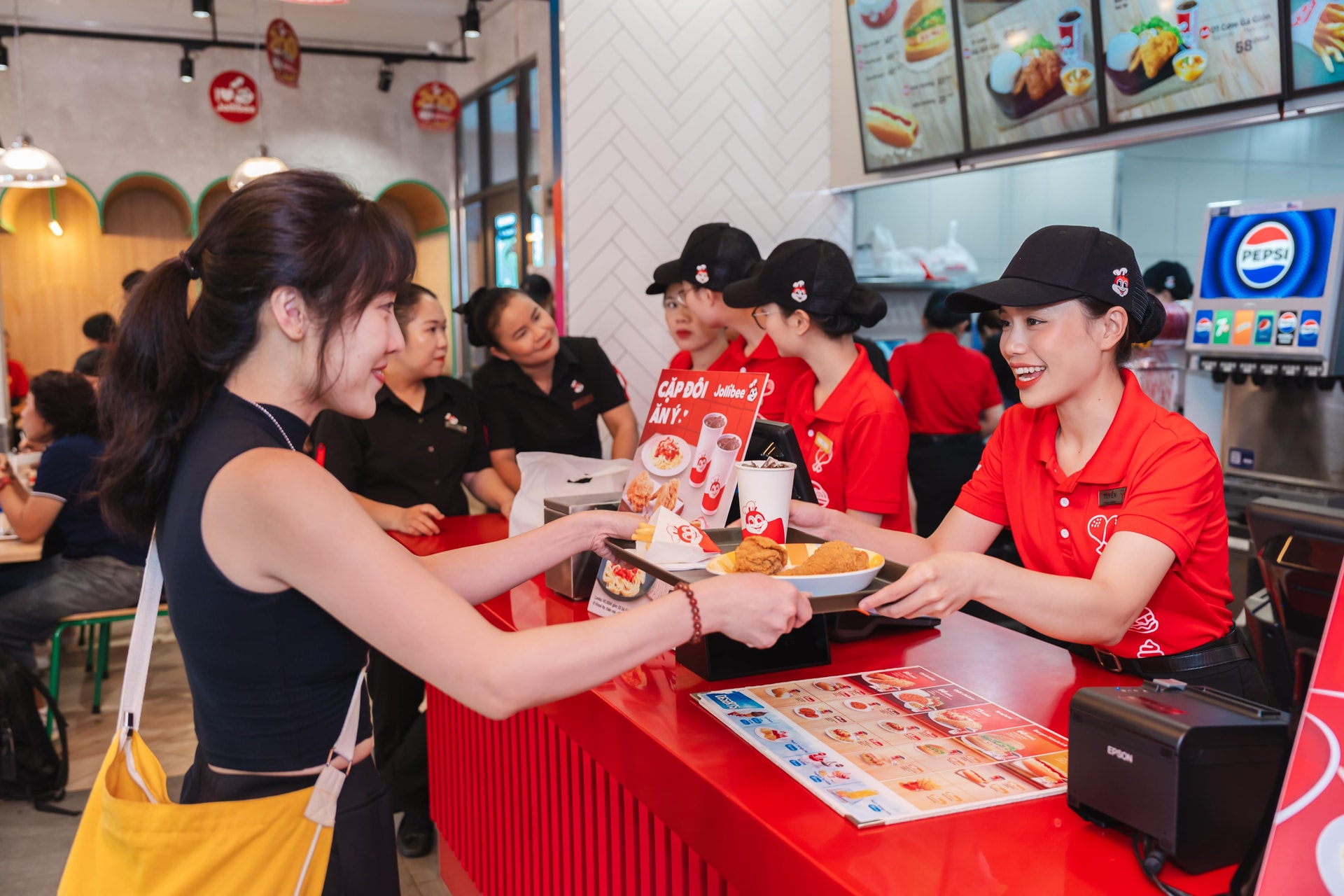 Cuộc chiến gà rán ở Việt Nam: Jollibee 'đe dọa' vị trí lớn nhất của Lotteria với 213 cửa hàng, báo lãi tăng 20% trong năm 2024- Ảnh 1.