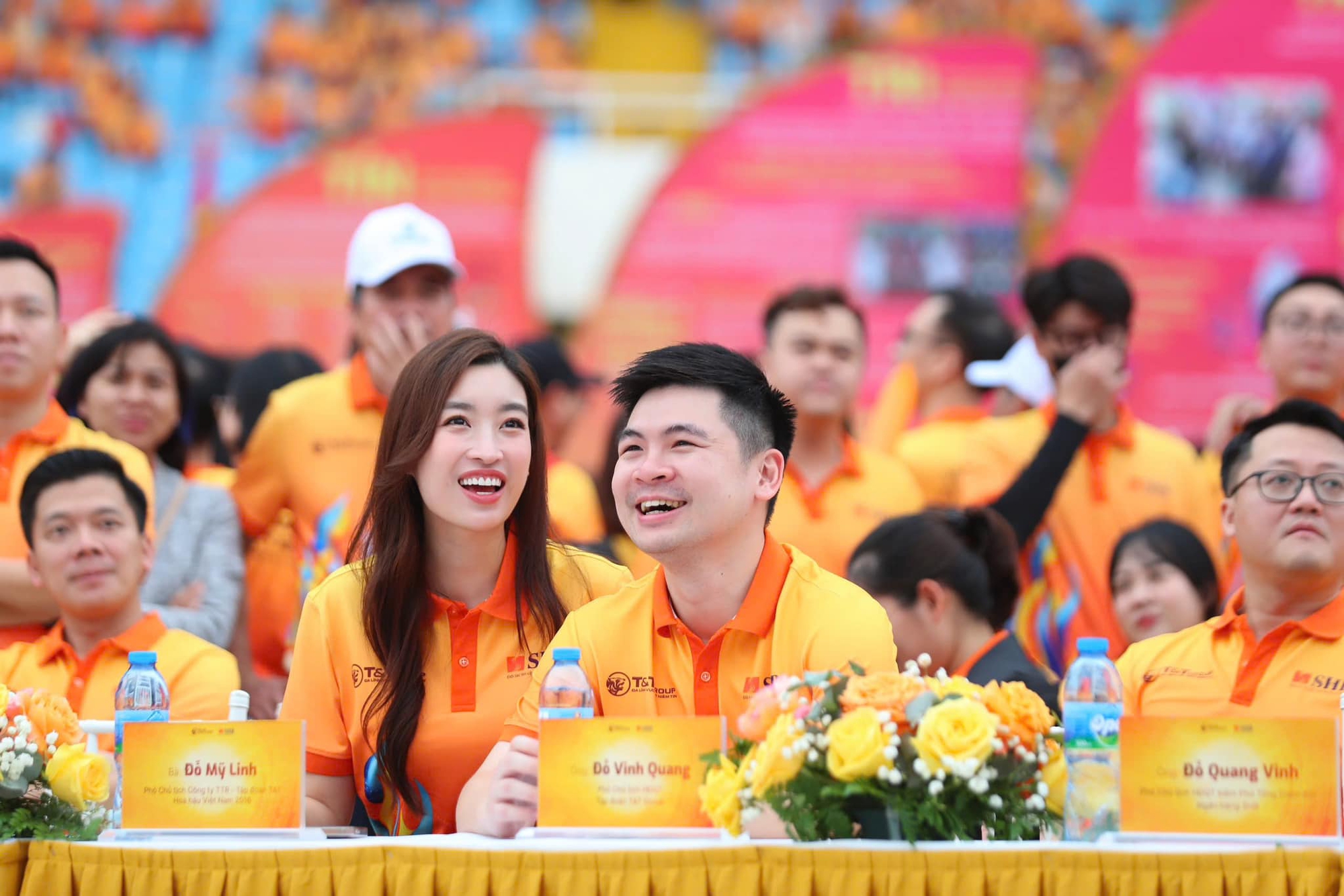 "Dâu hào môn không chỉ đi làm cho vui", Phó Chủ tịch Đỗ Mỹ Linh thức tới 3h sáng hỗ trợ bầu Hiển gây sốt- Ảnh 2. "Dâu hào môn không chỉ đi làm cho vui", Phó Chủ tịch Đỗ Mỹ Linh thức tới 3h sáng hỗ trợ bầu Hiển gây sốt- Ảnh 2.