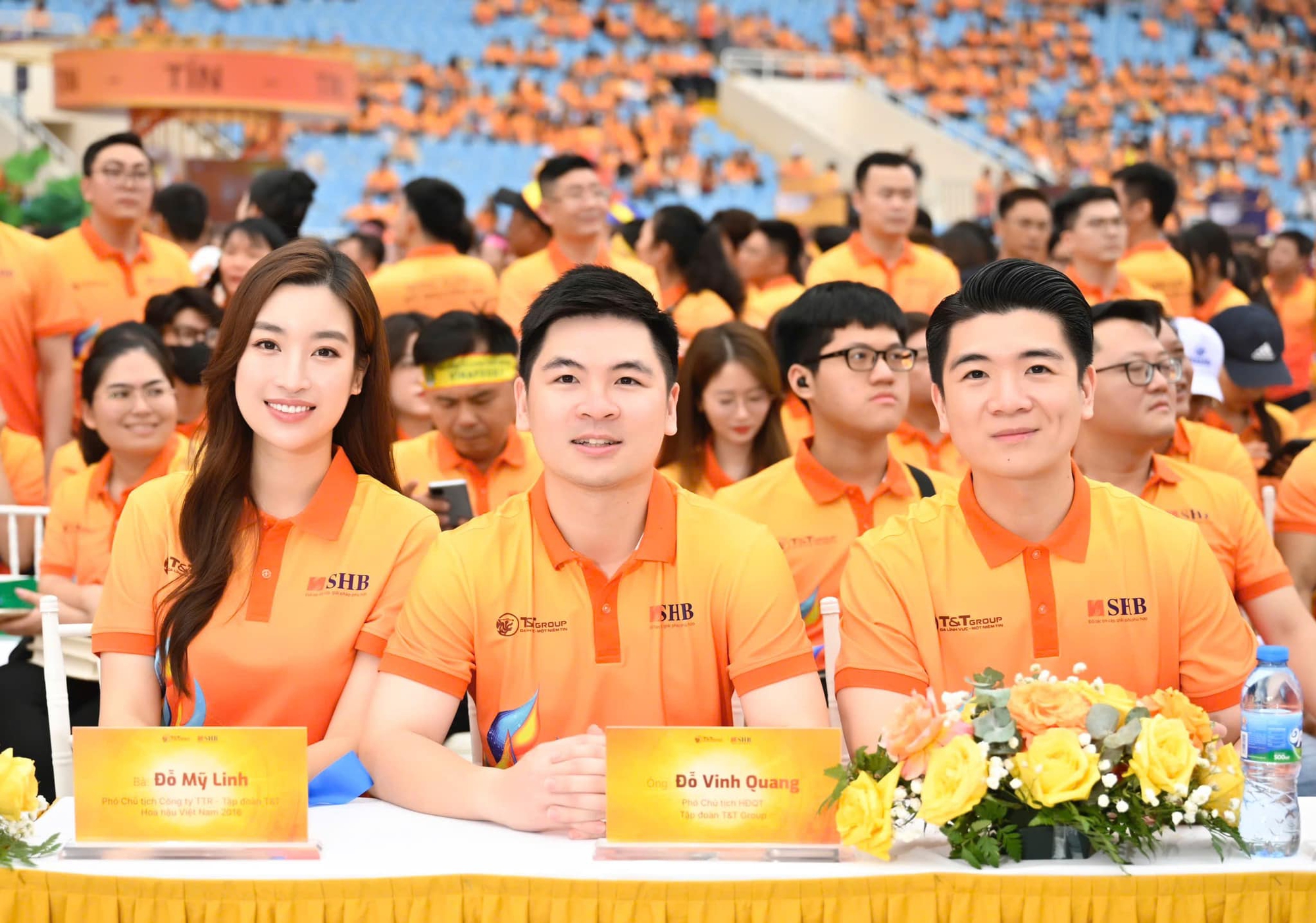 "Dâu hào môn không chỉ đi làm cho vui", Phó Chủ tịch Đỗ Mỹ Linh thức tới 3h sáng hỗ trợ bầu Hiển gây sốt- Ảnh 3. "Dâu hào môn không chỉ đi làm cho vui", Phó Chủ tịch Đỗ Mỹ Linh thức tới 3h sáng hỗ trợ bầu Hiển gây sốt- Ảnh 3.