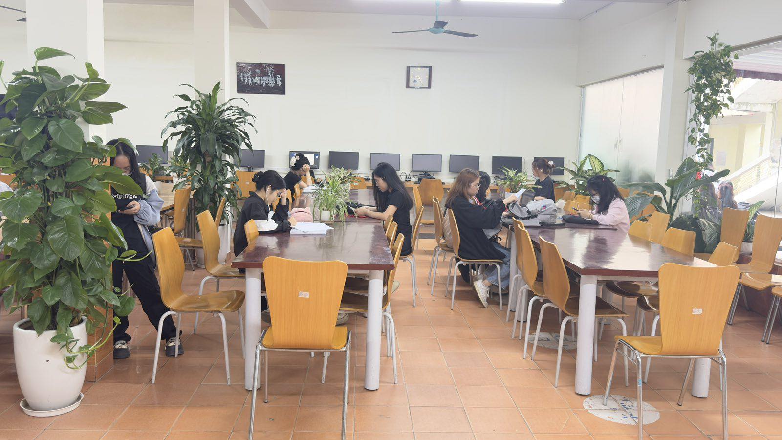 Trong một vũ trụ khác: Nếu Ngoại thương thực sự "biến" thành "Harvard Chùa Láng"?- Ảnh 7. Trong một vũ trụ khác: Nếu Ngoại thương thực sự "biến" thành "Harvard Chùa Láng"?- Ảnh 7.