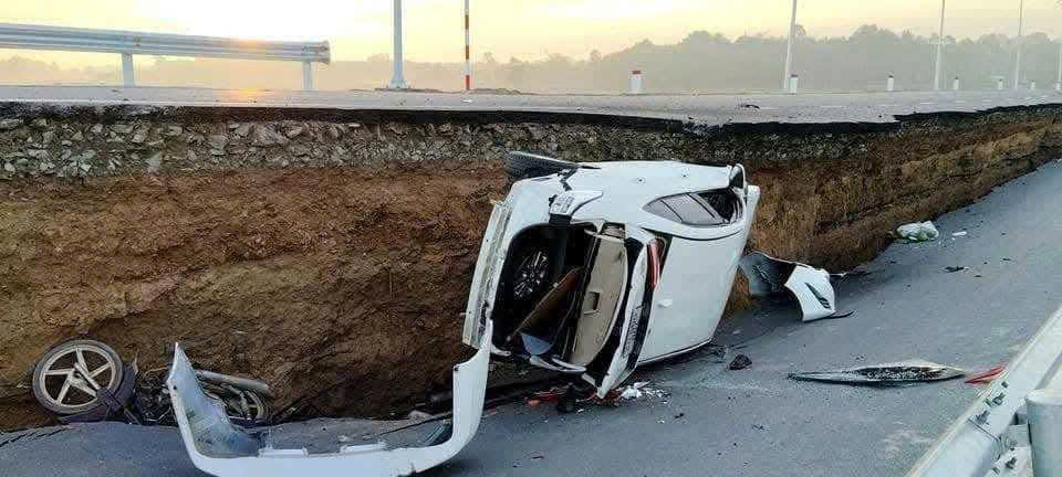 Vụ sụt lún khiến ô tô, xe máy rơi xuống hố ở Tây Ninh: Cục Đường bộ Việt Nam lên tiếng- Ảnh 2. Vụ sụt lún khiến ô tô, xe máy rơi xuống hố ở Tây Ninh: Cục Đường bộ Việt Nam lên tiếng- Ảnh 2.