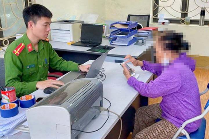 Trên đường ra ngân hàng, cụ bà 77 tuổi ghé vào trụ sở Công an xin tư vấn, nhờ đó thoát bẫy lừa đảo tinh vi- Ảnh 1.