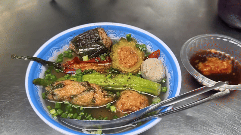 Khách Tây ăn món giá chỉ hơn 1 đô ở khu chợ Việt, nhận xét một thứ: "Tôi không nghĩ mình lại nghiện nó"- Ảnh 2.