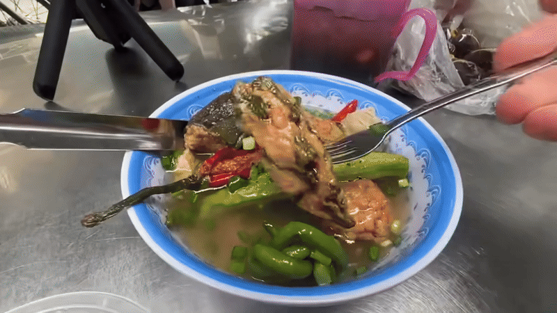 Khách Tây ăn món giá chỉ hơn 1 đô ở khu chợ Việt, nhận xét một thứ: "Tôi không nghĩ mình lại nghiện nó"- Ảnh 3.